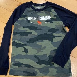 Black & Camo long-sleeve cotton T. Abercrombie. Boys Sz 13/14.